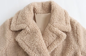 Détail de la texture polaire beige avec coutures de col premium et doublure intérieure