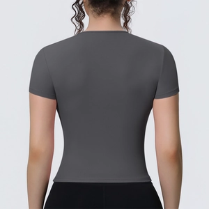 Vue arrière du t-shirt de yoga gris avec tissu respirant et coutures ergonomiques