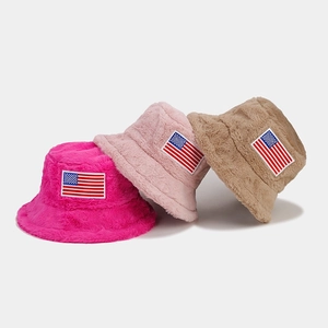 Gros plan de bobs en peluche douce avec drapeau américain en fausse fourrure rose
