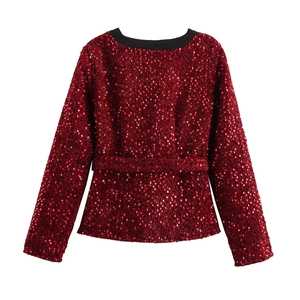 Giacca rossa con paillettes e scollo a V, dettagli neri a contrasto e vita sciancrata