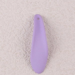 Dettaglio di un ciondolo in acrilico viola a forma di petalo con foro per orecchini