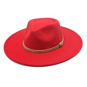 Classico cappello fedora rosso a tesa larga con fascia intrecciata e corona a goccia