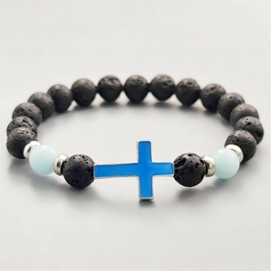 Detailansicht der Lavasteinperlen mit einem leuchtend blauen Kreuzanhänger-Charm