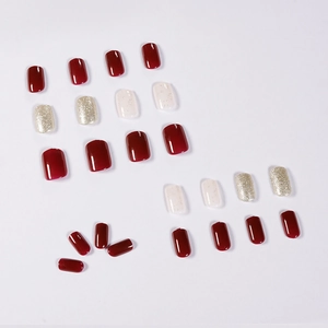 Faux ongles carrés courts bordeaux et paillettes argentées avec finition brillante