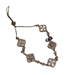 Adjustable five-leaf clover bracelet featuring white mother of pearl and zircon flower charms