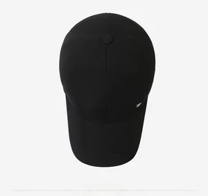 Vista dall'alto del cappellino invernale nero con tessuto premium e logo metallico