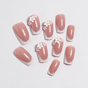 Faux ongles French blancs avec fleurs 3D et paillettes argentées sur base rose