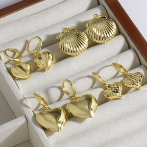 Orecchini A Cerchio Con Cuore E Conchiglia Per Donna Rame Placcato Oro 18K Minimalista Texturizzato