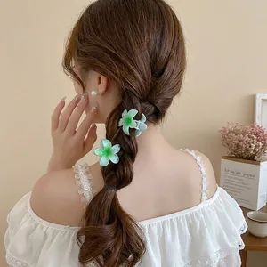 Sweet gradient flower hair claws in light green and blue for a fresh summer hairstyle