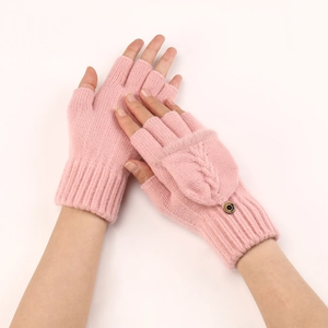 Guanti rosa in maglia con patta, bordo in ecopelliccia e dettagli a treccia eleganti