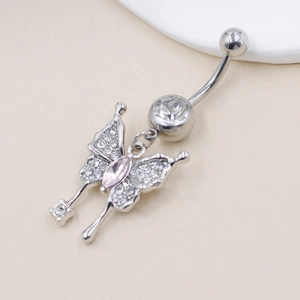 Détail du piercing de nombril en argent avec pendentif papillon et gemmes roses