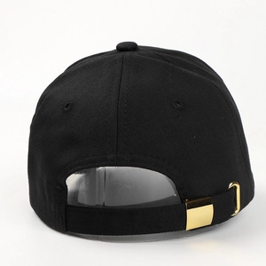 Detail der schwarzen Baumwoll-Baseballkappe hinten mit verstellbarer goldener Metallschnalle