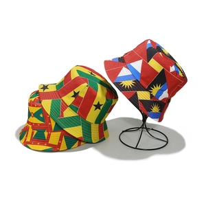 Détail de bobs en coton avec imprimés de drapeaux nationaux du Ghana et d'Antigua