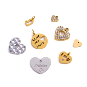 Set da 8 pezzi di ciondoli a cuore in oro e argento con strass e incisioni d'amore