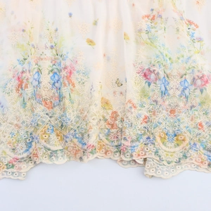 Kleid mit floraler Stickerei, Puffärmeln, eckigem Ausschnitt und zartem Spitzensaum