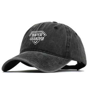 Dettaglio del ricamo bianco SUPER GRANDPA su berretto da baseball in cotone lavato vintage nero