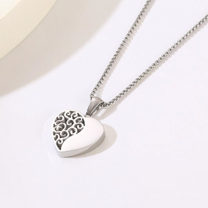Collier avec pendentif cœur en acier inoxydable argenté poli et détails ajourés élégants