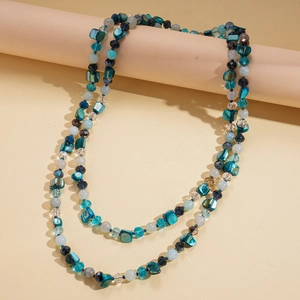 Détail d'un collier de perles avec fragments de coquillages bleus et cristaux facettés