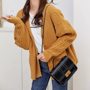 Cardigan classico giallo senape a trecce con elegante borsa a mano nera strutturata