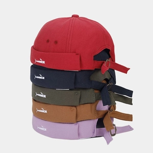 Dettaglio della fibbia in metallo regolabile e tela su vari cappelli docker colorati