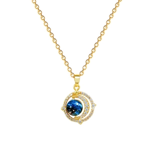 Collier doré élégant avec pendentif galaxie bleue et cristaux étincelants