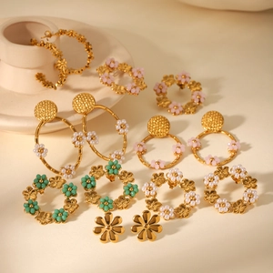 Détails des boucles d'oreilles fleurs en or 18K avec perles colorées sur pierre