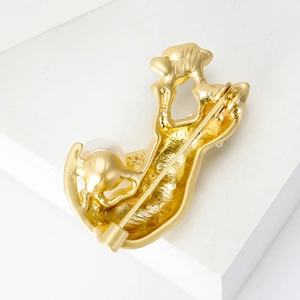 Fashionable gold cat pearl brooch for women with elegant minimalist metal design