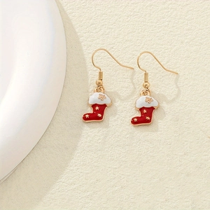 Boucles d'oreilles chaussette de Noël en émail rouge avec étoiles dorées sur fond beige