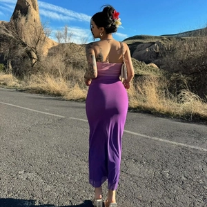 Ensemble haut bustier ajusté et robe midi dégradée violette pour femme en plein air