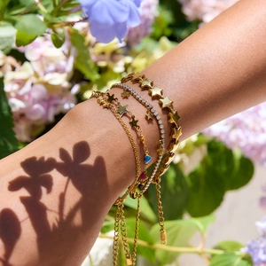 Detailed view of a gold-plated stainless steel star bracelet set with enamel and CZ