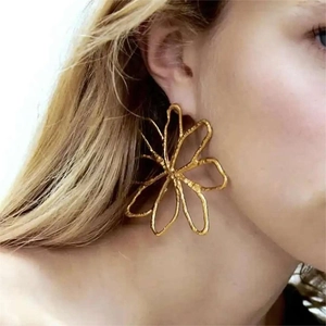 Boucles d'oreilles fleur évidée en acier inoxydable doré 18k avec texture martelée