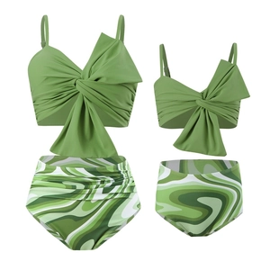 Bikini coordinato verde con maxi fiocco e slip a vita alta con stampa marmo per famiglia