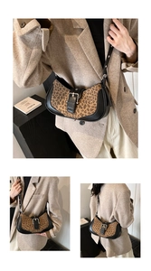 Trois vues d'un sac bandoulière noir à motif léopard porté avec un blazer beige