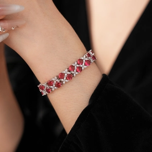 Detailaufnahme des doppellagigen Zirkon-Blumenarmbands mit roten Steinen am Model