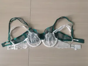 Confronto dettagliato tra reggiseni in pizzo verde scuro e bianco per vestibilità
