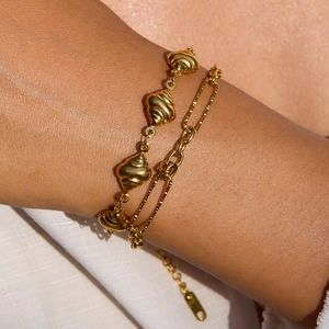 Zweilagiges 18K vergoldetes Edelstahlarmband mit einem eleganten Muschelanhänger für Damen
