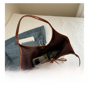 Vue de dessus de l'intérieur spacieux du sac en lin avec boucle magnétique et détails