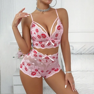 Detaillierte Textur von transparentem Spitzen-Dessous-Set mit roten Lippenstift-Prints