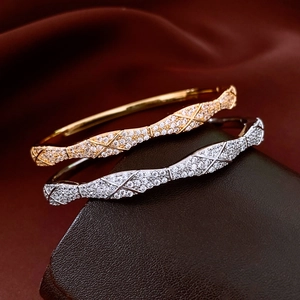 Détail des bracelets croisés plaqués or 18 carats avec pavé de zircons blancs