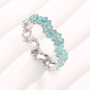 Vue macro de la bague argentée ornée de cœurs en émail vert menthe alignés