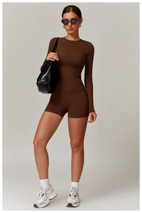 Ensemble de yoga marron avec haut à manches longues et short en tissu extensible