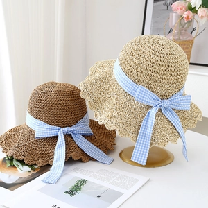 Chapeaux de paille à bords ondulés avec rubans à nœuds vichy en marron et crème