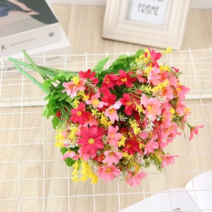 Dettaglio di bouquet di vaniglia in schiuma e margherite su griglia bianca