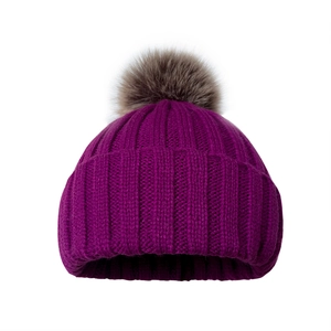 Winter-Strickmütze in Dunkelviolett mit braunem Kunstfell-Bommel und Rippstrick-Muster
