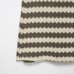Abito in maglia senza schienale a righe con lurex dorato e motivo a onde da donna