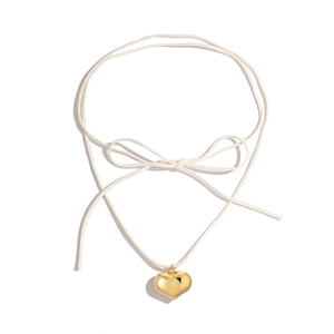 Collier minimaliste avec pendentif cœur doré et cordon en daim blanc cassé élégant