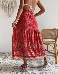 Détail d'une jupe longue bohème rouge avec taille élastique et imprimé floral raffiné
