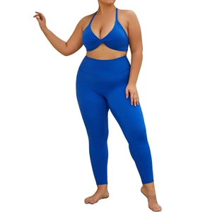 Ensemble de yoga grande taille bleu roi avec brassière licou et leggings de sport