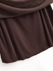 Dettaglio del tessuto a maglia caffè metallizzato con filo lurex e fodera interna liscia