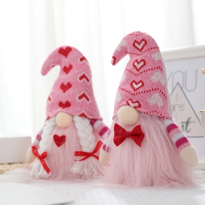 Coppia di gnomi di San Valentino con cappelli a cuore e peluche rosa per decorazione